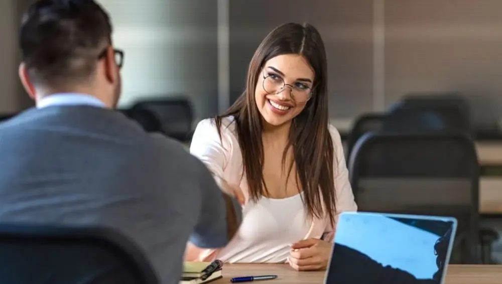 Как сэкономить на бухгалтерии в 2026 году: преимущества аутсорсинга перед штатным сотрудником